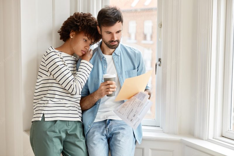 African american woman and her bearded caucasuan husband discuss terms of new contract with employee Free Photo