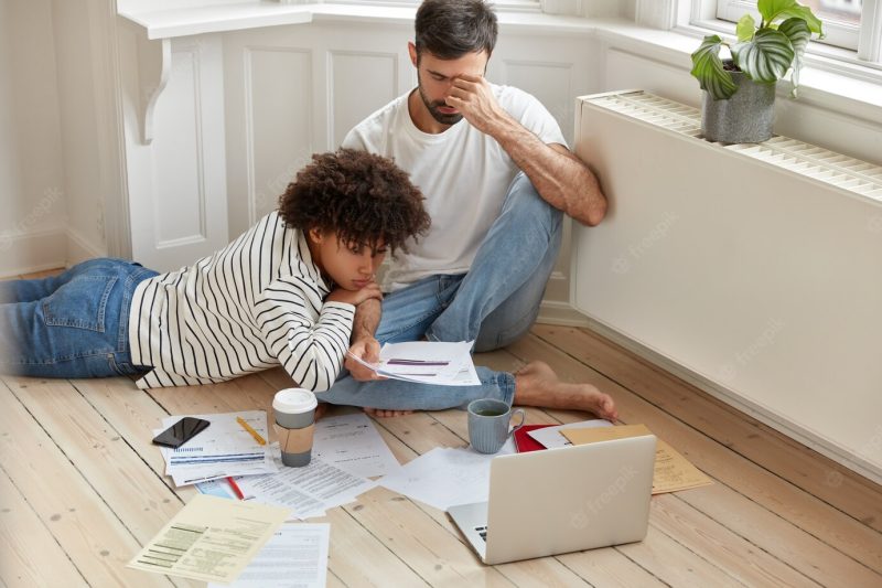 African american woman works with her partner at home Free Photo