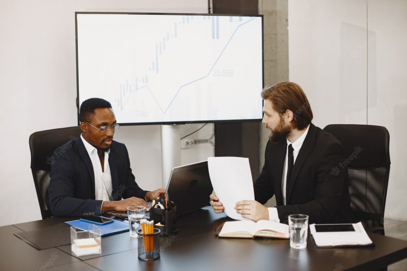 African man in a black suit. international partners. Free Photo