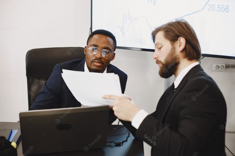 African man in a black suit. international partners. Free Photo