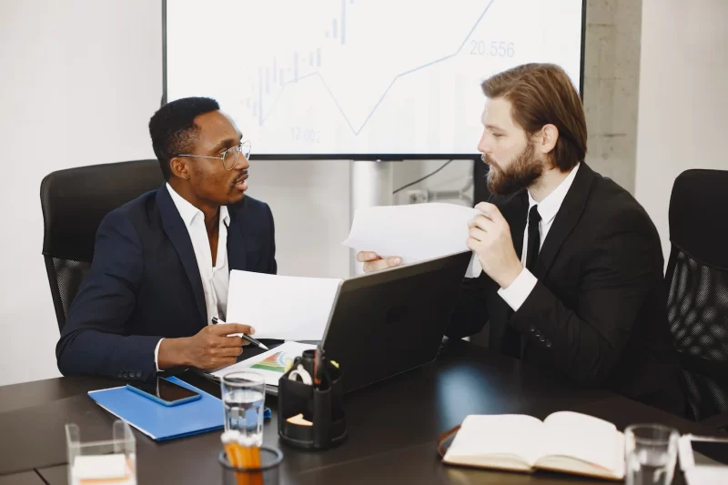 African man in a black suit. international partners. Free Photo