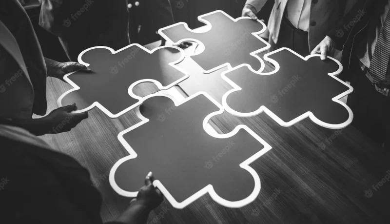 Business people connecting puzzle pieces Free Photo