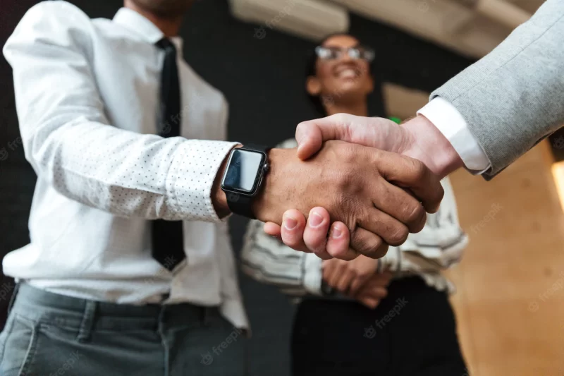 Businessmen handshake Free Photo