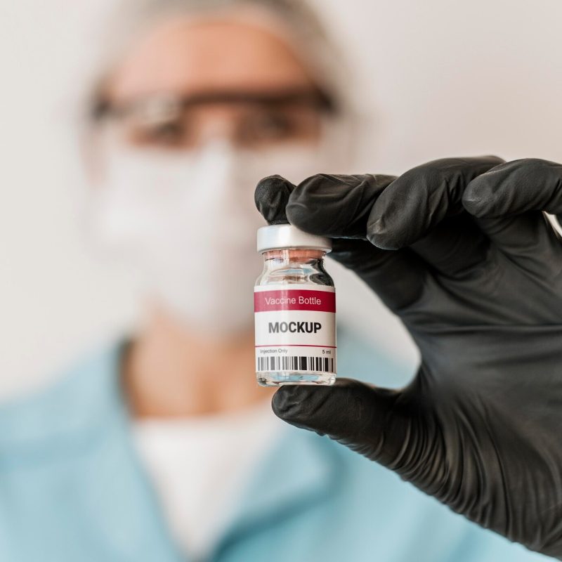 Close up doctor holding vaccine vial Free Psd