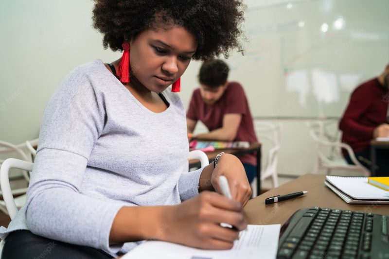 Confident Afro American business woman working in the office. business concept. Free Photo