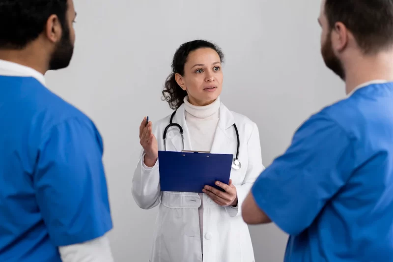 Doctor discussing with nurses at work Free Photo