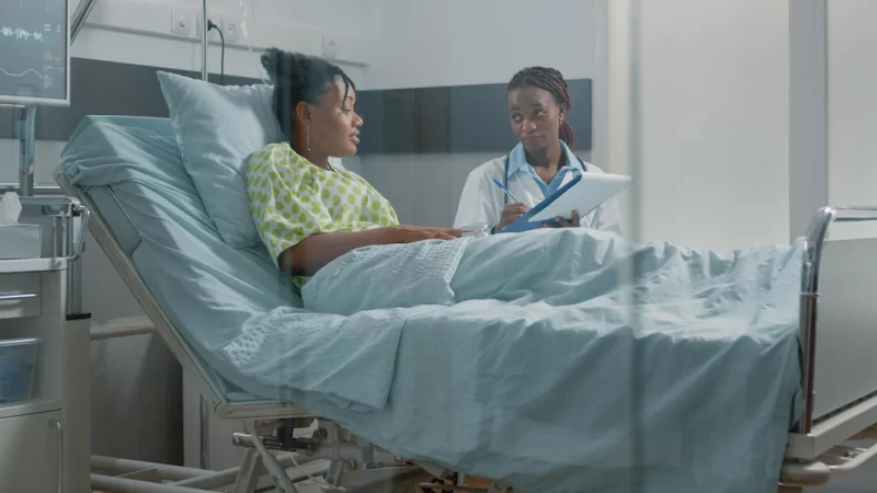 Doctor doing consultation with young patient in hospital ward. general practitioner talking to sick woman to examine illness diagnosis and healthcare treatment for medical recovery. Free Photo