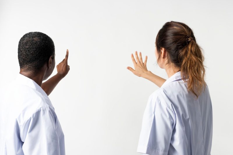 Doctors working on modern virtual screen Free Photo