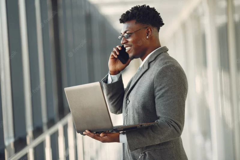 Elegant black man in the office Free Photo