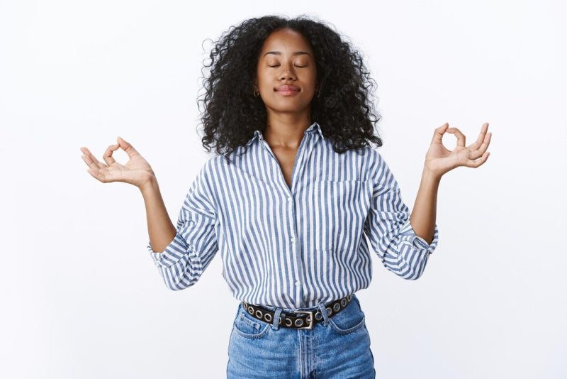 Female office worker meditating during lunch keep feelings emotions under control, do breathing practice yoga Free Photo