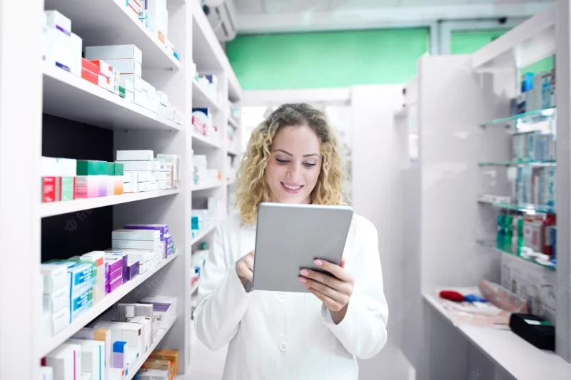 Female pharmacist working in drug store Free Photo Female pharmacist working in drug store Free Photo