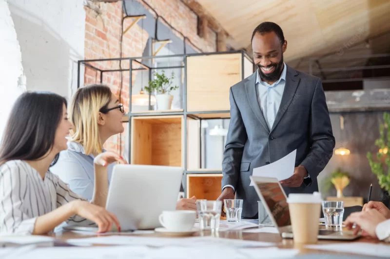 Friendly. diverse group of co-workers having casual discussion in office. executives during friendly discussion, month reporting, creative meeting. concept of business, finance, occupation, job. Free Photo