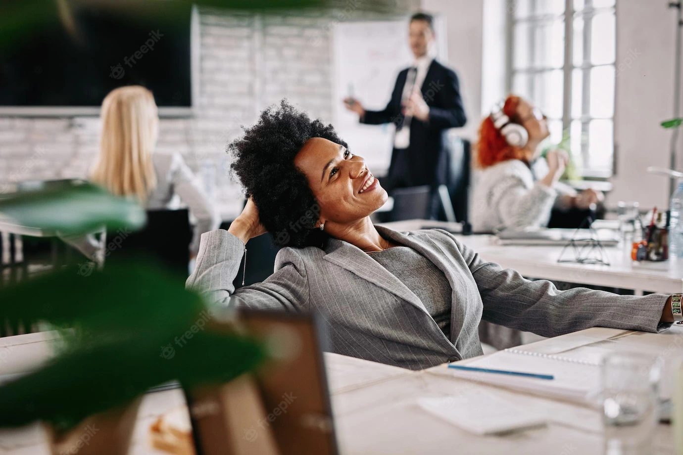 Happy African American Businesswoman Taking Break From Work Day Dreaming Office There Are People Background 637285 1111