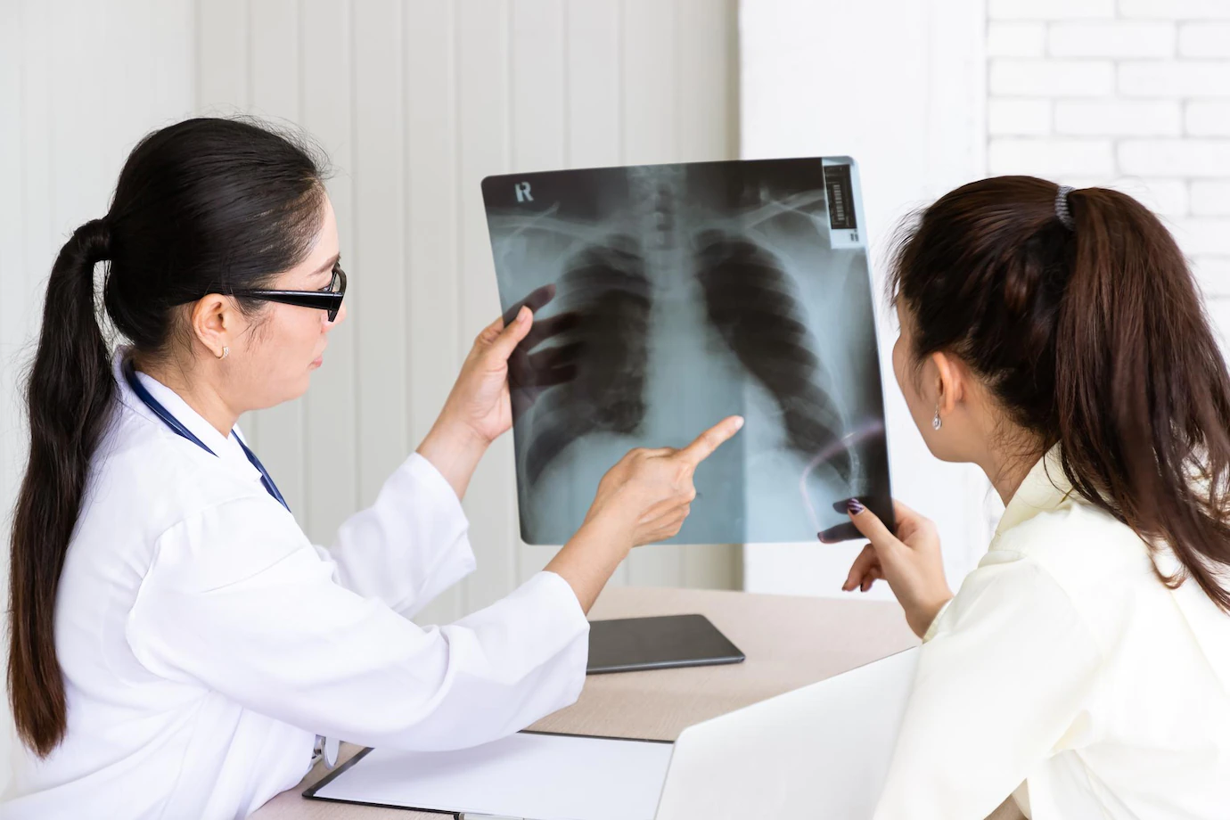 Medical Doctor Give Consultation Patient With Xray Film 554837 566