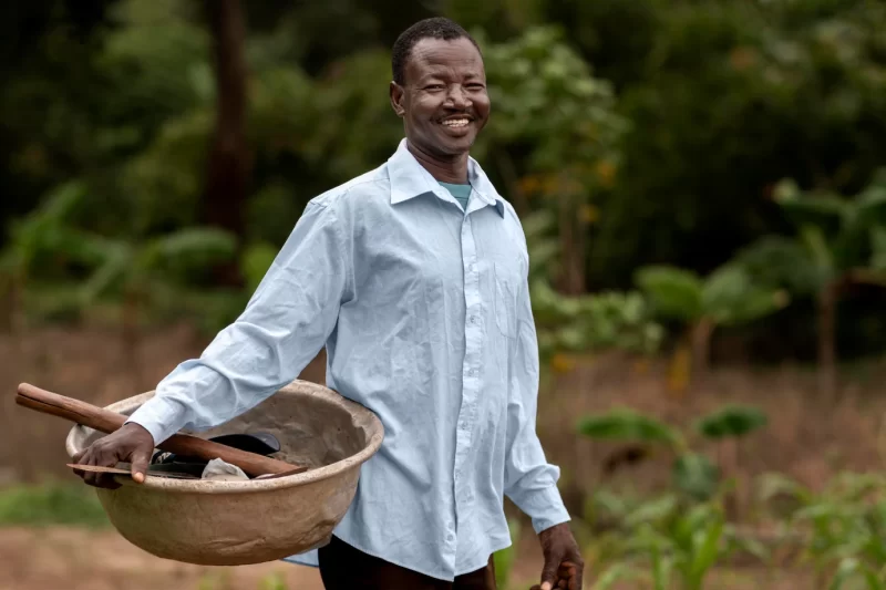 Medium shot man carrying pot Free Photo