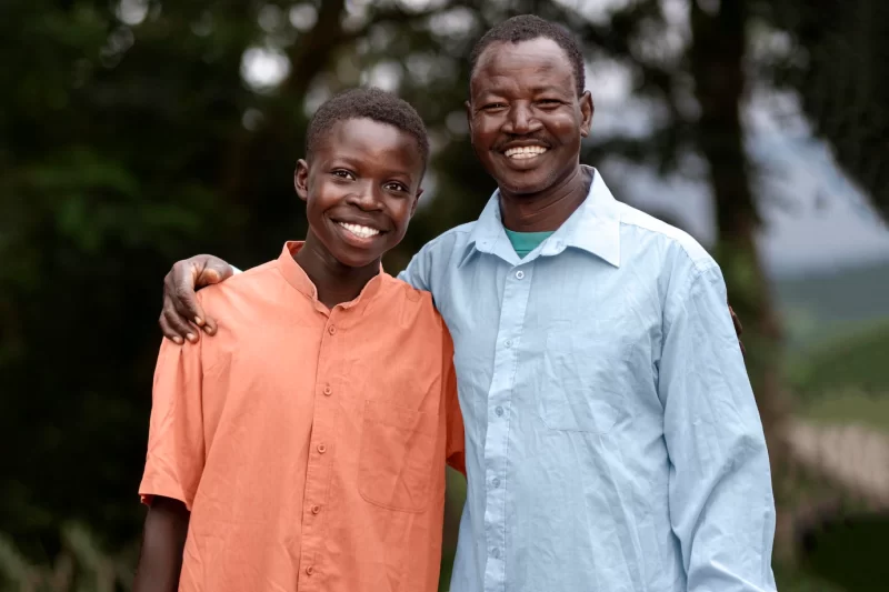 Medium shot smiley father and kid posing Free Photo