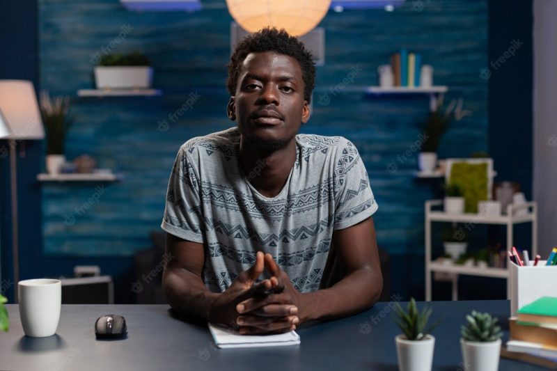 Portrait of african american young employee having online video call meeting Free Photo Portrait of african american young employee having online video call meeting Free Photo