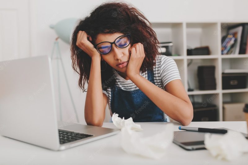 Pretty brunette girl fell asleep during the lunch break in office Free Photo