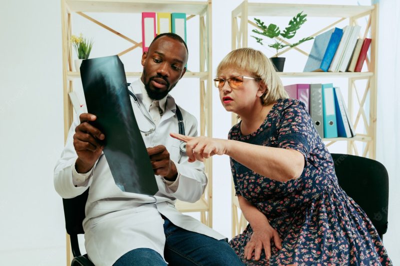 A senior woman visiting a therapist at the clinic for getting consultation and checking her health. Free Photo