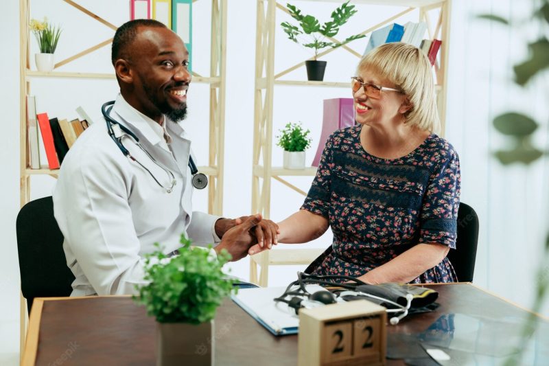 A senior woman visiting a therapist at the clinic for getting consultation and checking her health. Free Photo