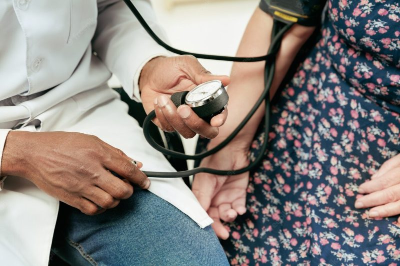 A senior woman visiting a therapist at the clinic Free Photo