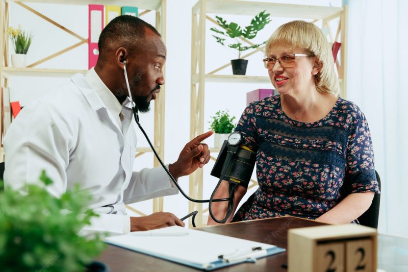 A senior woman visiting a therapist at the clinic Free Photo