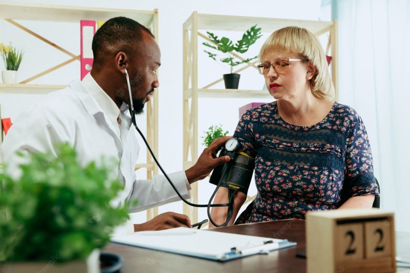 A senior woman visiting a therapist at the clinic Free Photo