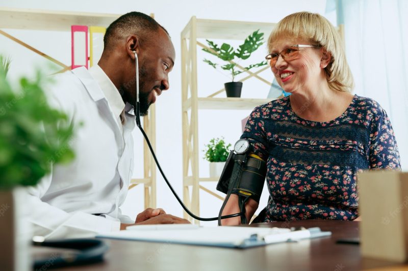 A senior woman visiting a therapist at the clinic Free Photo