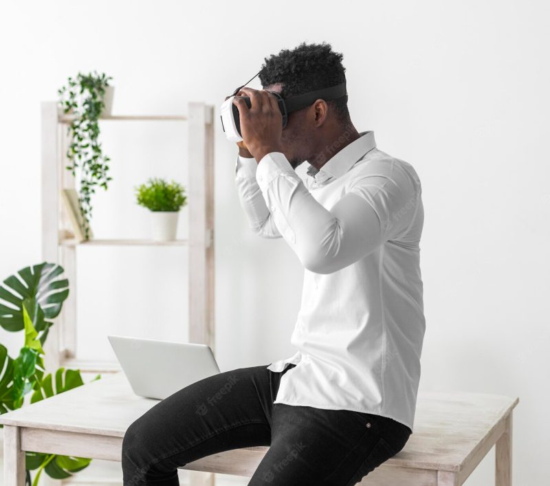 Side view business African American man using vr set Free Photo