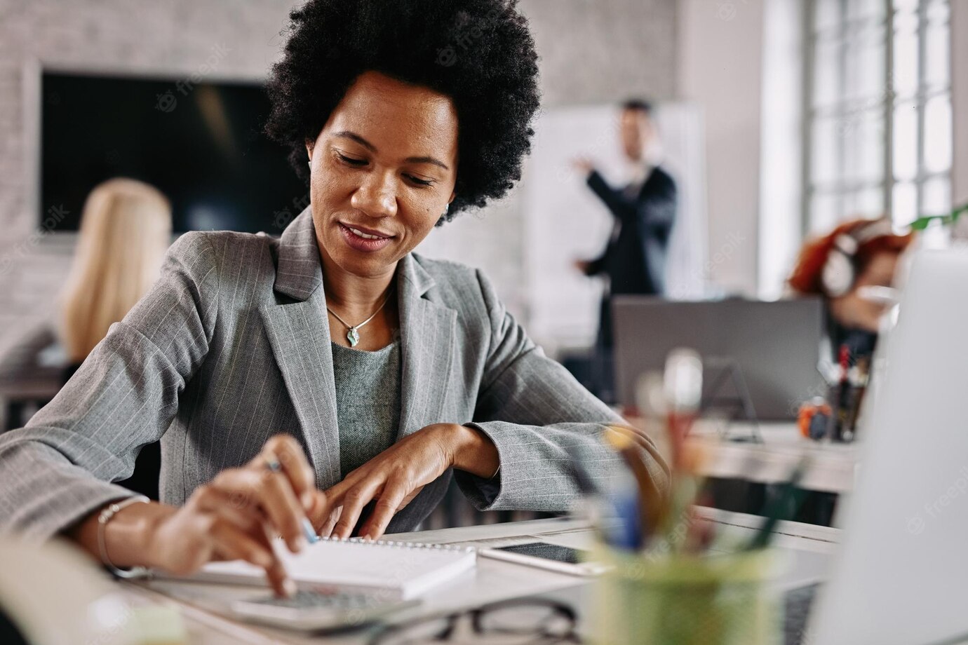 Smiling Black Entrepreneur Working Financial Reports Her Desk Office There Are People Background 637285 1101