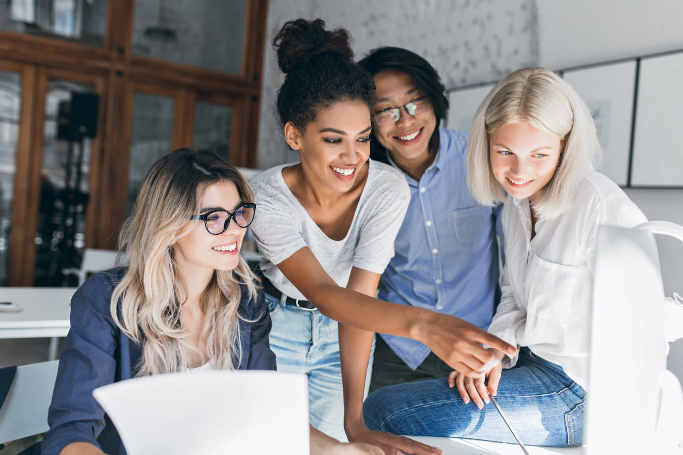 Smiling Black Girl Spending Time Office Joking With Colleagues 197531 4991