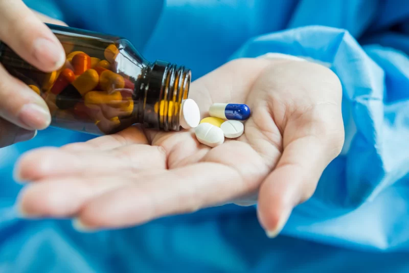 Woman’s hand pours the medicine pills out of the bottle Free Photo Woman’s hand pours the medicine pills out of the bottle Free Photo