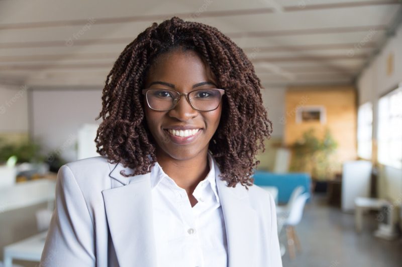 Young African American businesswoman smiling Free Photo