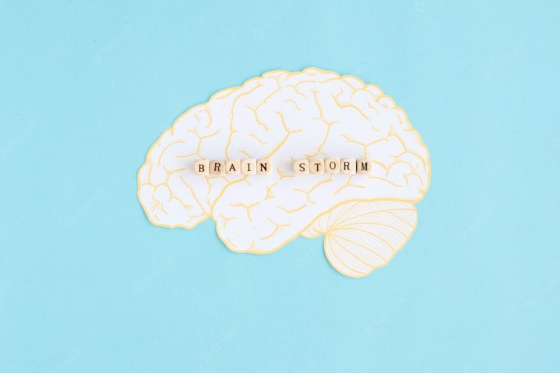 Brain storm blocks over the white brain against blue background Free Photo