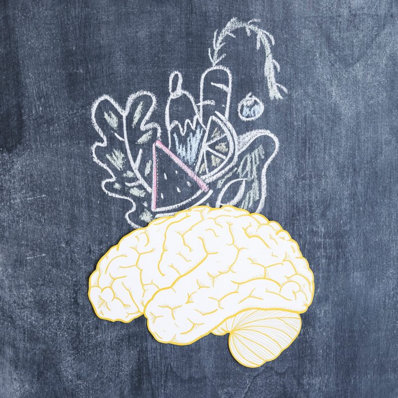 Drawn vegetables over the brain on chalkboard Free Photo