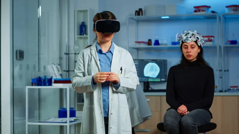 Laboratory doctor experiencing virtual reality using vr goggles in medical neurological research lab Free Photo