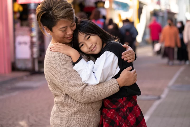 Medium shot mother and girl hugging Free Photo